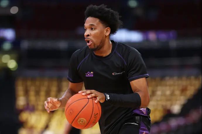 ג'סטין סיימון במדי סידני קינגס