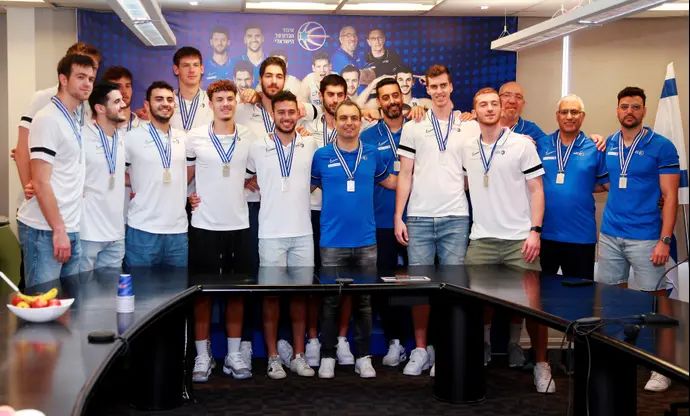 קבלת הפנים של נבחרת העתודה אחרי זכייתה במדליית הכסף באליפות אירופה