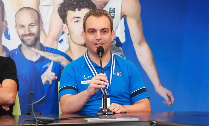 אלעד חסין בקבלת הפנים של נבחרת העתודה אחרי זכייתה במדליית הכסף באליפות אירופה