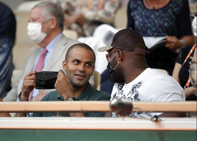 טוני פארקר כדורסלן עבר צופה ביחד עם טדי רינר בחצי גמר רולאן גארוס בין סשה זברב לבין סטפנוס ציציפאס