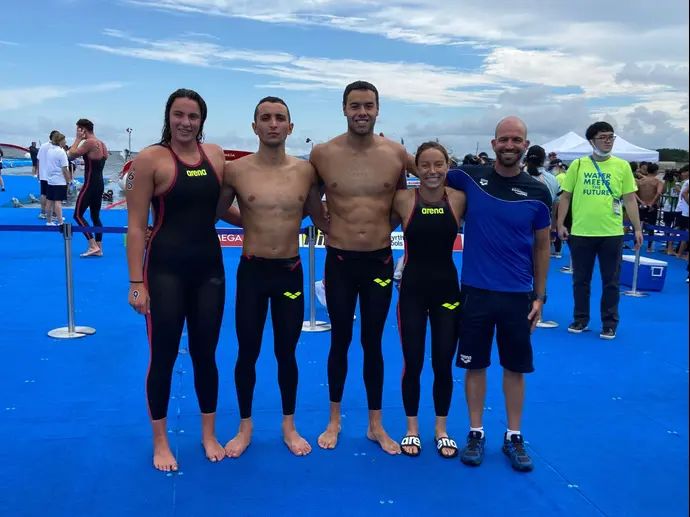מאמן נבחרת ישראל בשחייה במים פתוחים אמיר עופר לצד אווה פביאן, מתן רודיטי, יונתן אחדות ואורין גבלן