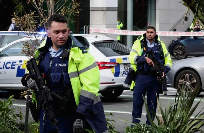 שוטרים בסמוך לאתר בנייה שממנו בוצע ירי המוני באוקלנד, ניו זילנד, 20 ביולי 2023