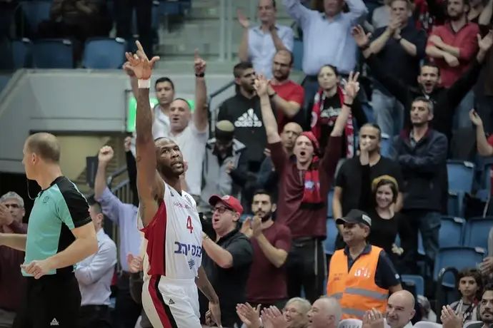 כריס ג'ונסון במדי הפועל ירושלים ב-2018