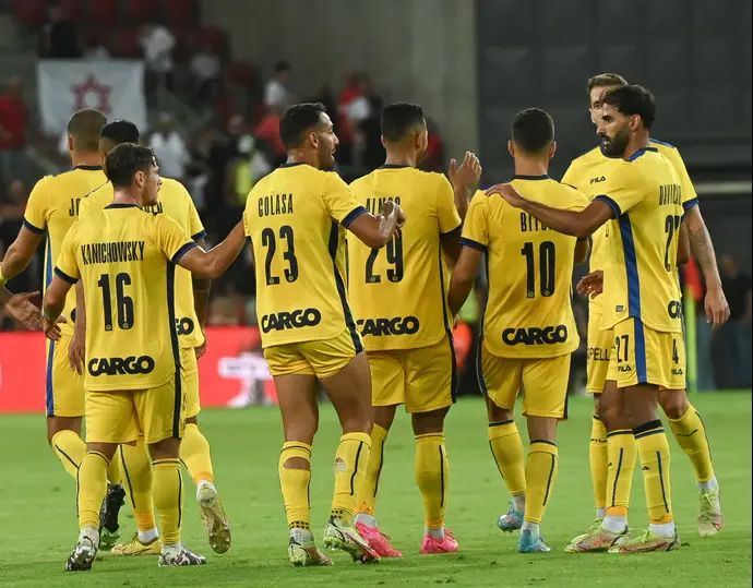 שחקני מכבי תל אביב חוגגים