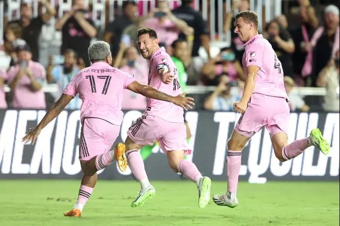 ליאונל מסי חוגג עם שחקני אינטר מיאמי