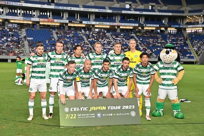 הרכב סלטיק במשחק מול גמבה אוסקה, ליאל עבדה במרכז השורה התחתונה