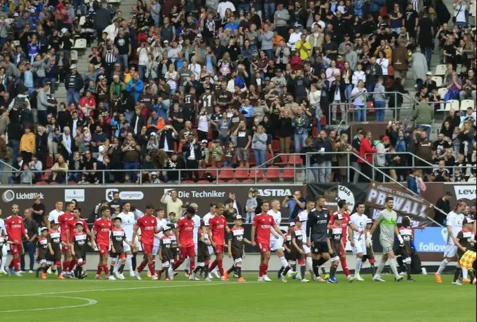 שחקני הפועל תל אביב ליד שחקני סט. פאולי