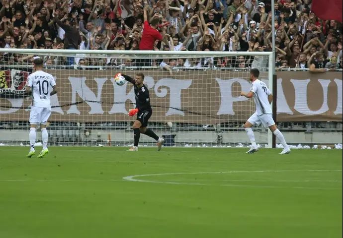 שוער הפועל תל אביב אמיליוס זובאס