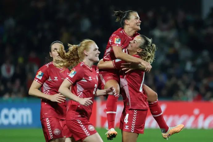 נבחרת הנשים של דנמרק חוגגת שער ניצחון במונדיאל