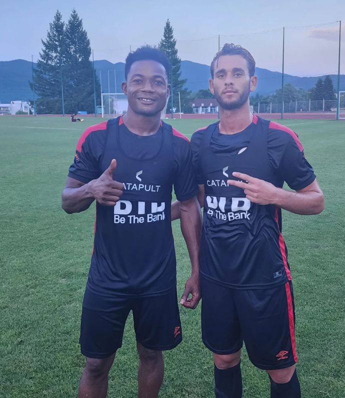 שחקן הפועל חדרה, ניב גוטליב, עם קוואמי פפרה