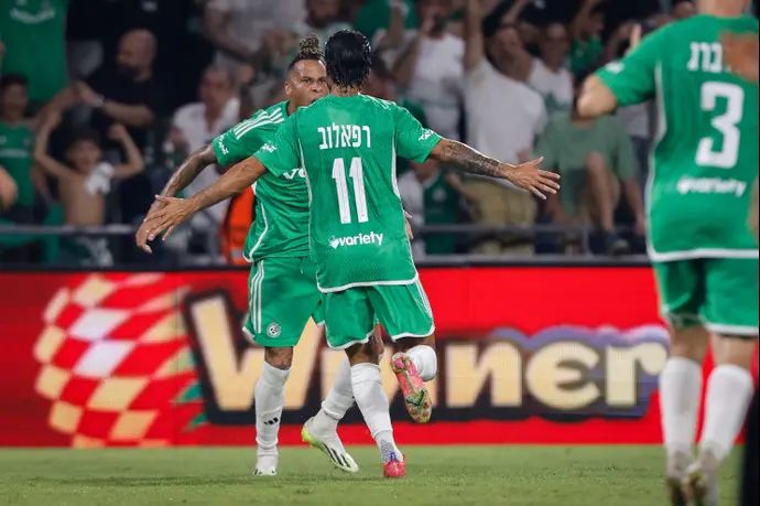 צ'ארון שרי חוגג עם ליאור רפאלוב שחקני מכבי חיפה