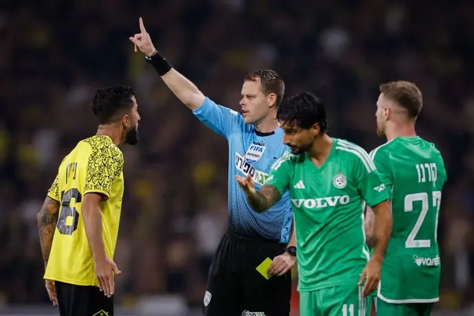 יגאל פריד שופט כדורגל שולף כרטיס צהוב לעבר בן ביטון שחקן בית"ר ירושלים