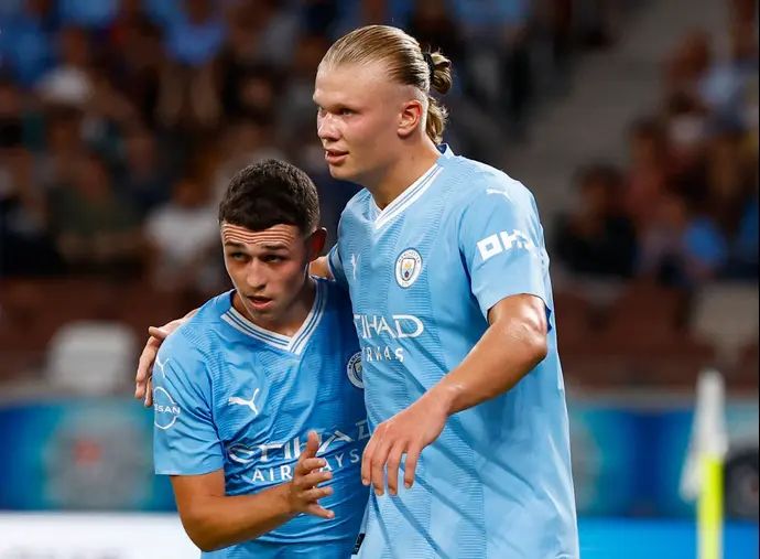 שחקן מנצ'סטר סיטי ארלינג הולאנד חוגג עם פיל פודן