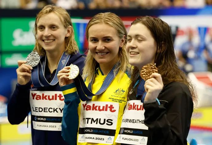אריקה פיירוות'ר (מימין), אריארן טיטמוס, קייטי לדקי, אליפות העולם בשחייה