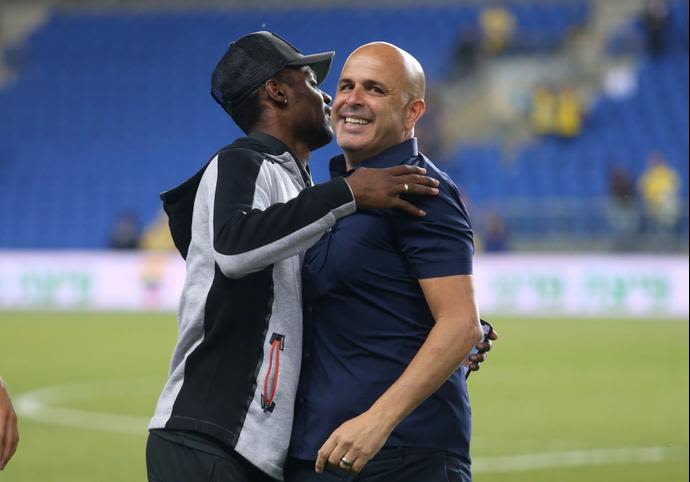 מאמן בני יהודה יוסי אבוקסיס חוגג עם מאוויס צ'יבוטה