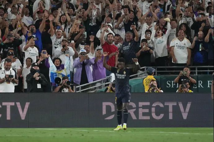 ויניסיוס חוגג שער ניצחון במשחק ההכנה של ריאל מדריד בארה"ב