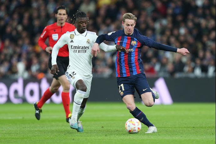 שחקן ברצלונה פרנקי דה יונג ליד שחקן ריאל מדריד אדוארדו קמאבינגה