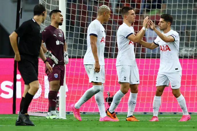 שחקן טוטנהאם מנור סולומון עם ג'ובאני לו סלסו