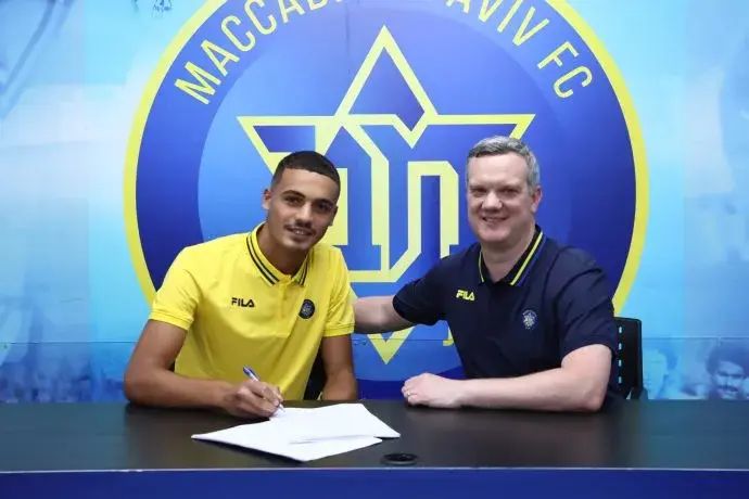 סייד אבו פרחי חותם על חוזה חדש עם מכבי תל אביב לצד המנכ"ל בן מנספורד