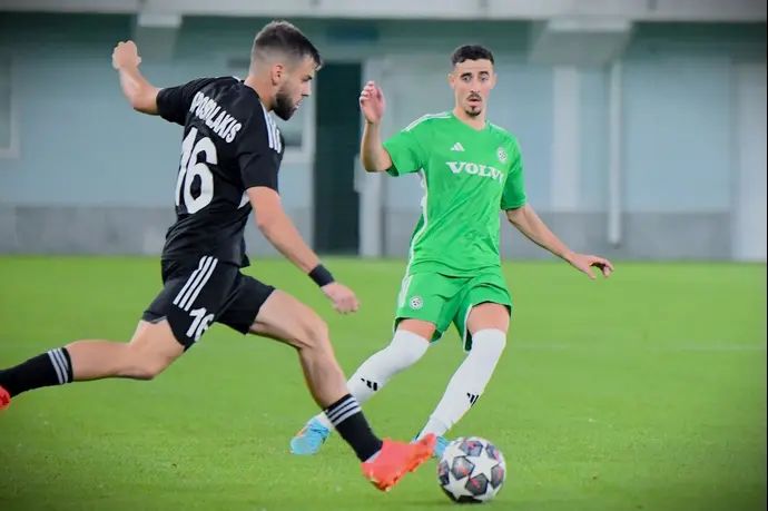 דולב חזיזה שחקן מכבי חיפה מול קונסטנטינוס אפוסטולאקיס שחקן שריף טירספול