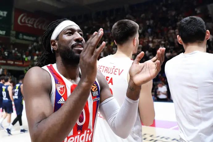 ג'ון הולנד במדי הכוכב האדום בלגרד