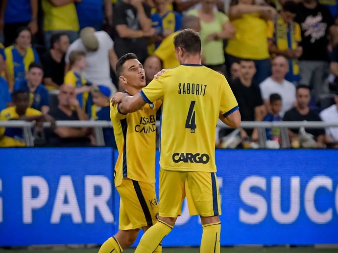 שחקן מכבי תל אביב דן ביטון חוגג עם אנריק סבוריט