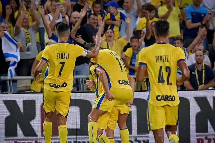 שחקני מכבי תל אביב חוגגים