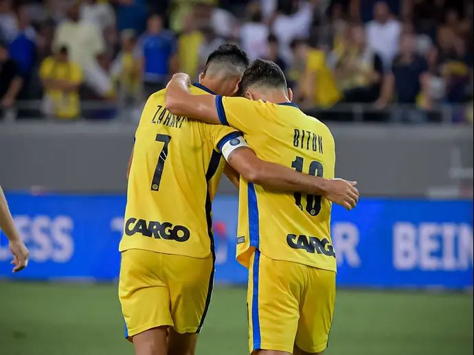 שחקן מכבי תל אביב ערן זהבי חוגג עם דן ביטון