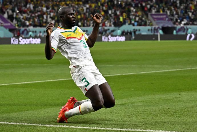 קאלידו קוליבאלי שחקן נבחרת סנגל חוגג שער