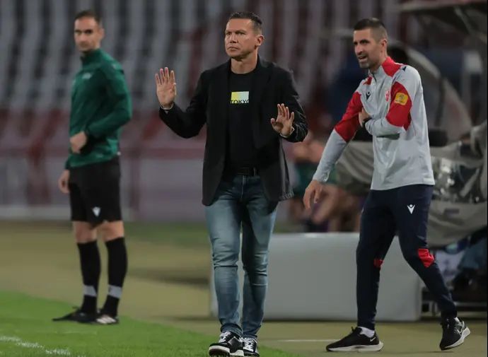 מאמן הכוכב האדום בלגרד, ברק בכר, עם עוזרו גיא ויזינגר