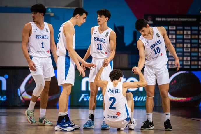 שחר דורון לצד עומר מאייר נבחרת הנוער של ישראל בכדורסל