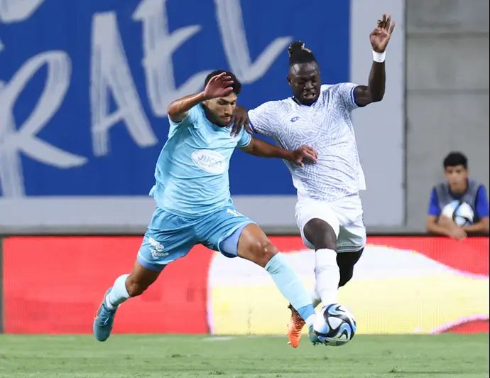 שחקן הפועל פתח תקוה ג'ימי אלכסיס, מול שחקן מכבי פתח תקוה, ירדן כהן