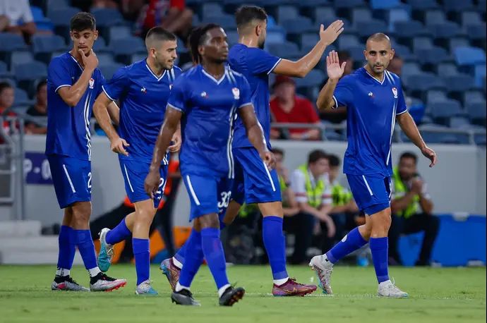 דור חוגי חוגג יחד עם שחקני בני סכנין