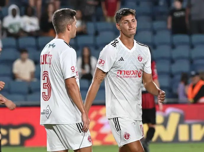 טל ארצ'ל (מימין) עם דוד קלטינס שחקני הפועל תל אביב