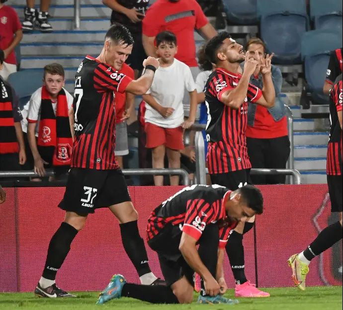 עידן דהן שחקן הפועל ירושלים (מימין) חוגג שער