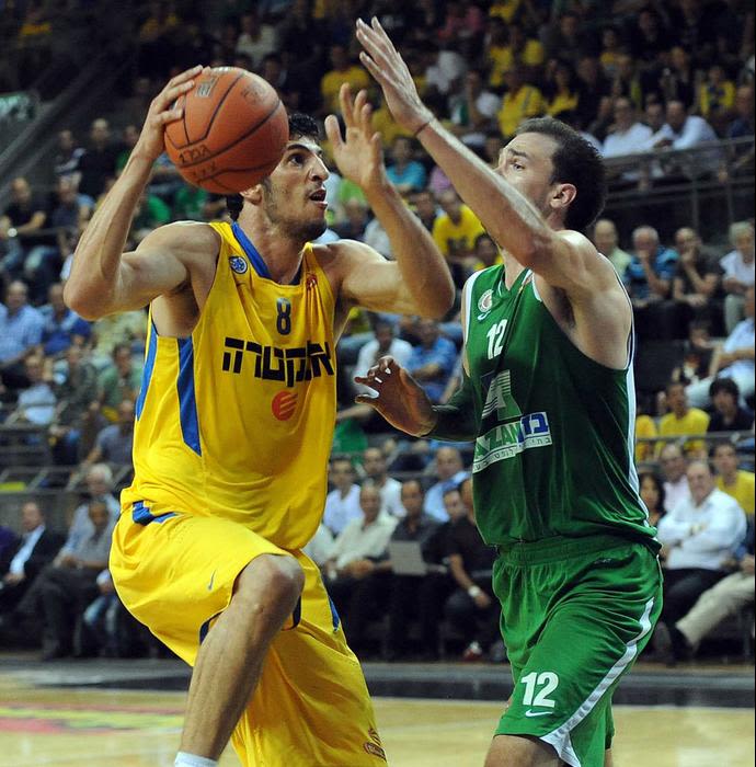 ליאור אליהו שחקן מכבי תל אביב מול פט קלאת'ס שחקן מכבי חיפה