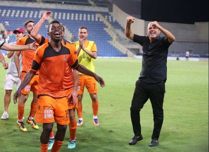 יוסי אבוקסיס מאמן בני יהודה עם איסמעילה סורו