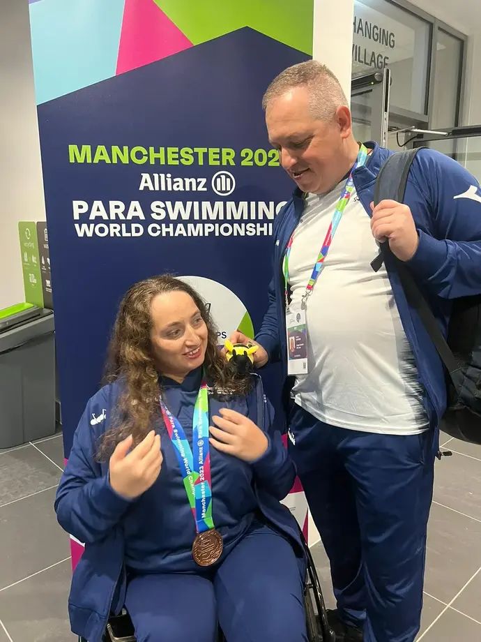 שחיינית פארלימפית ישראלית ורוניקה גירנקו עם אביה