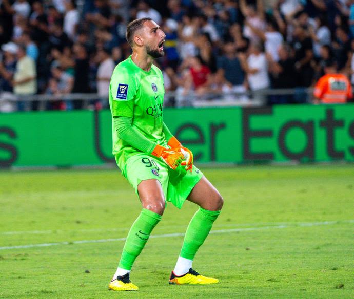 שוער פריז סן ז'רמן ג'אנלואיג'י דונארומה חוגג שער