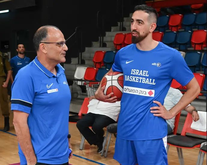 מאמן נבחרת ישראל אריאל בית הלחמי עם בר טימור