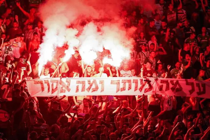 אוהדי מכבי חיפה מדליקים אבוקות