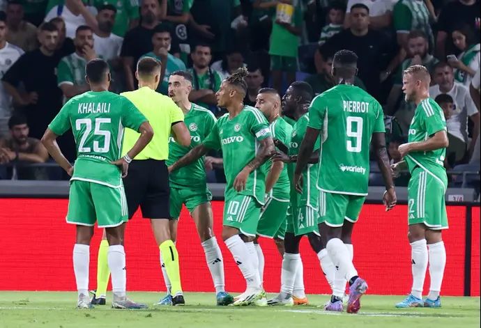 שחקני מכבי חיפה מקיפים את השופט