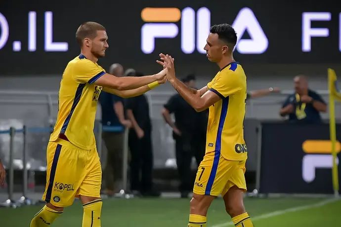 שחקן מכבי תל אביב ערן זהבי עם ג'ורג'ה יובאנוביץ'