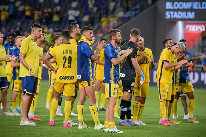 שחקני מכבי תל אביב חוגגים