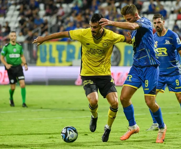 איתי בן שבת מכבי נתניה לצד מארק קוסטה מכבי בני ריינה