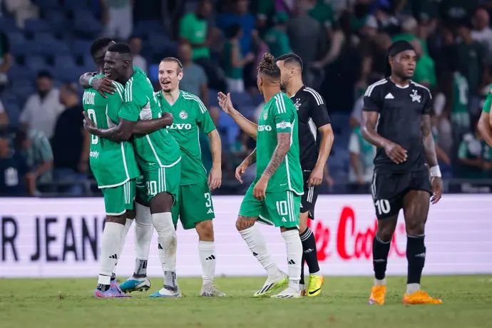 שחקני מכבי חיפה חוגגים