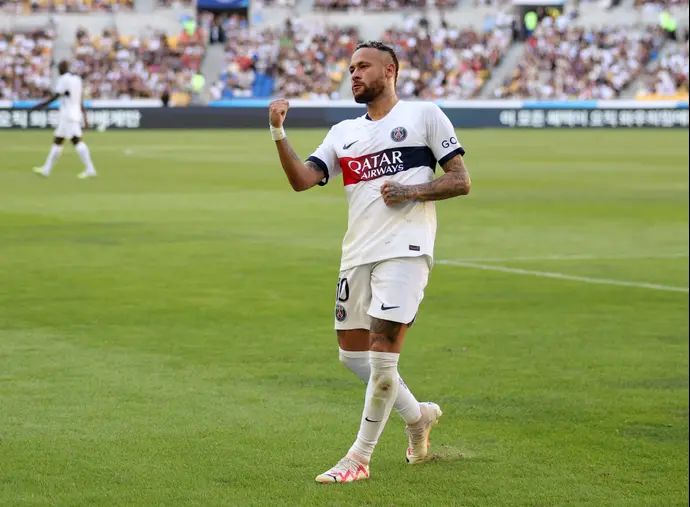 שחקן פריז סן ז'רמן חוגג שער