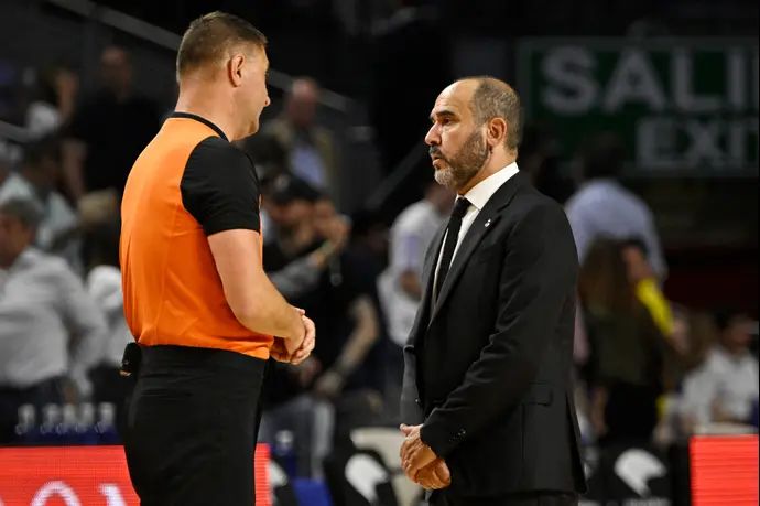 השופט האוקראיני בוריס ריז'יק עם מאמן ריאל מדריד צ'וס מתאו