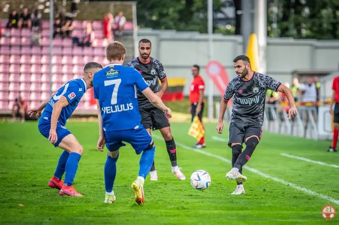 שחקן הפועל באר שבע, הראל שלום, נגד פוניבז'