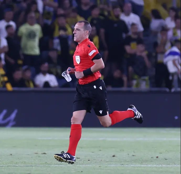 השופט הצרפתי בנואה מילו עם כוס שנזרקה למגרש